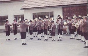 Platzkonzert anlässlich des Besuches der Musikkapelle Stams in Senftenberg – Aufnahme von 1984.