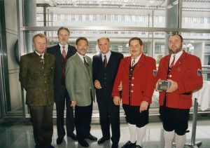 Oberstleutnant Anton Pistotnig (Landeskapellmeister), Dr. Franz Stättner (Landesobmann), Bürgermeister MedR Dr. Heinz Nuhr, Landeshauptmann Dr. Erwin Pröll, Obmann Heinz Schütz und Kapellmeister Rudolf Fürlinger bei der Verleihung des Ehrenpreises am 12. Mai 1999.