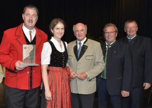 Obmann Johann Proidl, Kapellmeister Brigitte Seiler, Landeshauptmann Dr. Erwin Pröll, Bürgermeister Karl Steger und Landesobmann Peter Höckner bei der feierlichen Überreichung des Ehrenpreises am 27. Juni 2012.