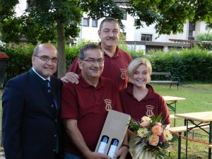 Geburtstagsfest von Obmannstellvertreter Heinz Schütz, Obmann Johann Proidl und Kassier Edith Hintenberger am 20. Juni 2015 im Klostergarten Imbach. Gratulation von Bürgermeister Josef Ott an die Jubilare.