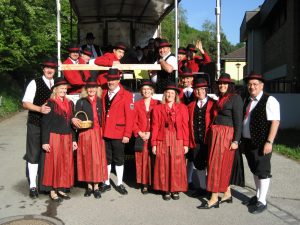 Tag der Blasmusik am 5. Mai 2012 mit Treffpunkt, Einteilung und Abfahrt bei der Volksschule Senftenberg. Die Musiker auf der fahrenden Bühne.