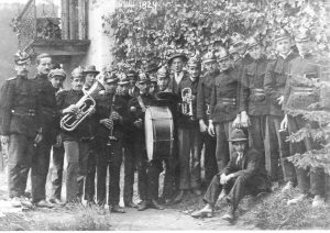 Die Feuerwehr Senftenberg mit der Musik. Aufnahme vom 27. Juli 1924 anlässlich der Primiz von Pfarrer Klamminger.