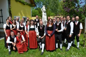 Gruppenfoto anlässlich der Pause zu Mittag im "Hof zu Priel" bei Familie Hagmann, Priel 9 beim Tag der Blasmusik am 16. Mai 2015.