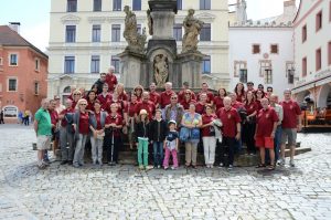 Gruppenfoto der Teilnehmer mit Partner und Kindern anlässlich des Musikerausfluges von 2. bis 3. Juli 2016 nach Freistadt, Rainbach und Český Krumlov.