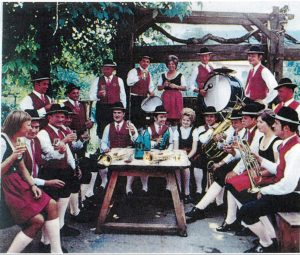 Gemütliche Musikantenrunde mit Marketenderinnen in Senftenberg, Im Winkel bei der Weinpresse anlässlich der Sonnwendfeier im Juni 1973.