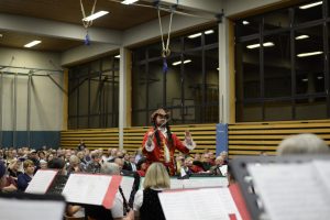 Kapellmeister Martin Schwager verkleidet als Captain Jack Sparrow beim Konzert 2019.